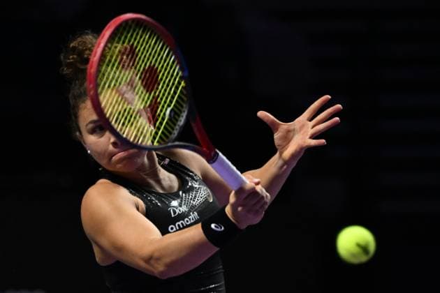 2025 WTA, Tennis Damen Finals RIYADH, SAUDI ARABIA – NOVEMBER 6: Jessica Pegula of the United States plays against Jasmine Paolini (not seen) of Italy during their final group-stage match, with a place in the semi-finals on the line, on Day 6 of the 2025 WTA Finals, part of the Hologic WTA Tour, at King Saud University Indoor Arena in Riyadh, Saudi Arabia, on November 6, 2025. Artur Widak Anadolu Riyad Saudi Arabia. Editorial use only. Please get in touch for any other usage.  Copyright: x2025xAnadoluxArturxWidakx