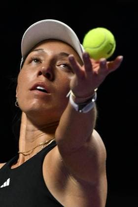 2025 WTA, Tennis Damen Finals RIYADH, SAUDI ARABIA – NOVEMBER 6: Jessica Pegula of the United States plays against Jasmine Paolini (not seen) of Italy during their final group-stage match, with a place in the semi-finals on the line, on Day 6 of the 2025 WTA Finals, part of the Hologic WTA Tour, at King Saud University Indoor Arena in Riyadh, Saudi Arabia, on November 6, 2025. Artur Widak Anadolu Riyad Saudi Arabia. Editorial use only. Please get in touch for any other usage.  Copyright: x2025xAnadoluxArturxWidakx