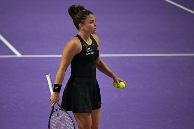 2025 WTA, Tennis Damen Finals RIYADH, SAUDI ARABIA – NOVEMBER 6: Jessica Pegula (not seen) of the United States plays against Jasmine Paolini of Italy during their final group-stage match, with a place in the semi-finals on the line, on Day 6 of the 2025 WTA Finals, part of the Hologic WTA Tour, at King Saud University Indoor Arena in Riyadh, Saudi Arabia, on November 6, 2025. Artur Widak Anadolu Riyad Saudi Arabia. Editorial use only. Please get in touch for any other usage.  Copyright: x2025xAnadoluxArturxWidakx