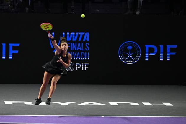 2025 WTA, Tennis Damen Finals RIYADH, SAUDI ARABIA – NOVEMBER 6: Jessica Pegula (not seen) of the United States plays against Jasmine Paolini of Italy during their final group-stage match, with a place in the semi-finals on the line, on Day 6 of the 2025 WTA Finals, part of the Hologic WTA Tour, at King Saud University Indoor Arena in Riyadh, Saudi Arabia, on November 6, 2025. Artur Widak Anadolu Riyad Saudi Arabia. Editorial use only. Please get in touch for any other usage.  Copyright: x2025xAnadoluxArturxWidakx