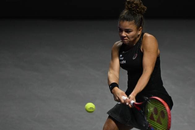 2025 WTA, Tennis Damen Finals RIYADH, SAUDI ARABIA – NOVEMBER 6: Jessica Pegula (not seen) of the United States plays against Jasmine Paolini of Italy during their final group-stage match, with a place in the semi-finals on the line, on Day 6 of the 2025 WTA Finals, part of the Hologic WTA Tour, at King Saud University Indoor Arena in Riyadh, Saudi Arabia, on November 6, 2025. Artur Widak Anadolu Riyad Saudi Arabia. Editorial use only. Please get in touch for any other usage.  Copyright: x2025xAnadoluxArturxWidakx