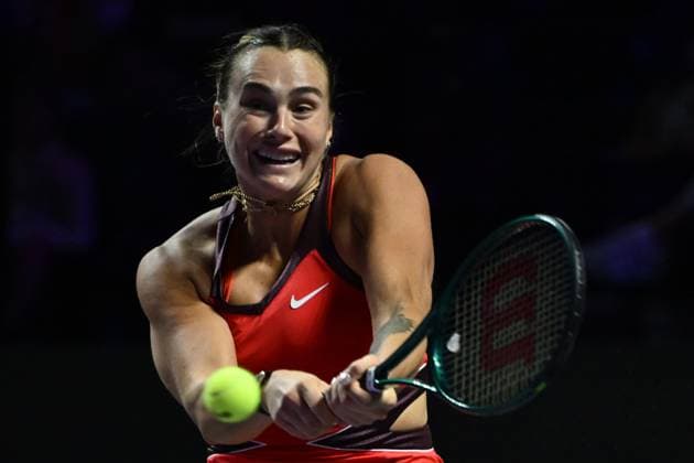 2025 WTA, Tennis Damen Finals RIYADH, SAUDI ARABIA - NOVEMBER 6: Aryna Sabalenka plays against Coco Gauff (not seen) of the United States during their final group-stage match, with a place in the semi-finals on the line, on Day 6 of the 2025 WTA Finals, part of the Hologic WTA Tour, at King Saud University Indoor Arena in Riyadh, Saudi Arabia, on November 6, 2025. Artur Widak Anadolu Riyadh Saudi Arabia. Editorial use only. Please get in touch for any other usage.  Copyright: x2025xAnadoluxArturxWidakx