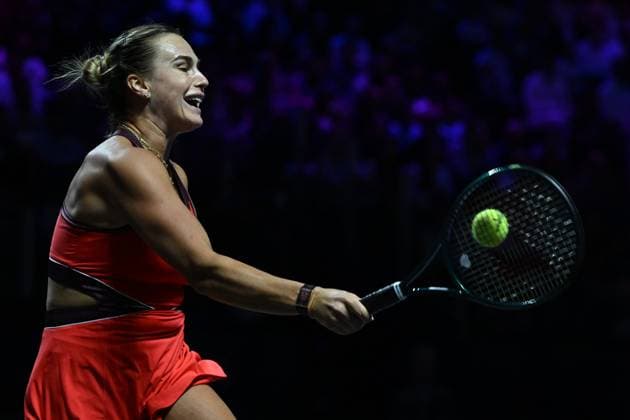 2025 WTA, Tennis Damen Finals RIYADH, SAUDI ARABIA - NOVEMBER 6: Aryna Sabalenka plays against Coco Gauff (not seen) of the United States during their final group-stage match, with a place in the semi-finals on the line, on Day 6 of the 2025 WTA Finals, part of the Hologic WTA Tour, at King Saud University Indoor Arena in Riyadh, Saudi Arabia, on November 6, 2025. Artur Widak Anadolu Riyadh Saudi Arabia. Editorial use only. Please get in touch for any other usage.  Copyright: x2025xAnadoluxArturxWidakx