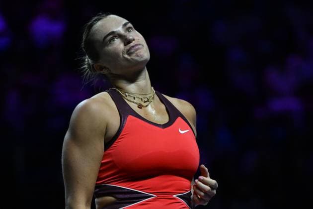2025 WTA, Tennis Damen Finals RIYADH, SAUDI ARABIA - NOVEMBER 6: Aryna Sabalenka plays against Coco Gauff (not seen) of the United States during their final group-stage match, with a place in the semi-finals on the line, on Day 6 of the 2025 WTA Finals, part of the Hologic WTA Tour, at King Saud University Indoor Arena in Riyadh, Saudi Arabia, on November 6, 2025. Artur Widak Anadolu Riyadh Saudi Arabia. Editorial use only. Please get in touch for any other usage.  Copyright: x2025xAnadoluxArturxWidakx