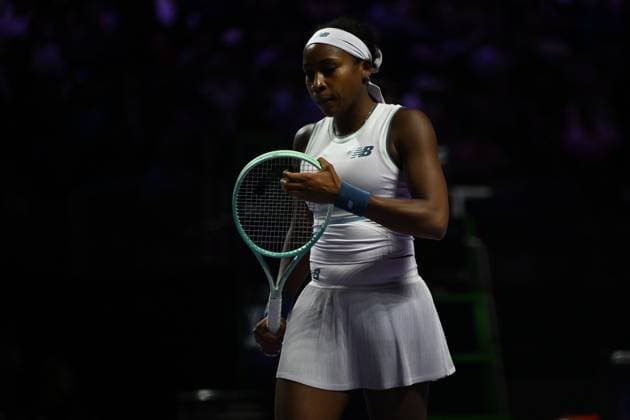 2025 WTA, Tennis Damen Finals RIYADH, SAUDI ARABIA - NOVEMBER 6: Coco Gauff of the United States plays against Aryna Sabalenka (not seen) during their final group-stage match, with a place in the semi-finals on the line, on Day 6 of the 2025 WTA Finals, part of the Hologic WTA Tour, at King Saud University Indoor Arena in Riyadh, Saudi Arabia, on November 6, 2025. Artur Widak Anadolu Riyadh Saudi Arabia. Editorial use only. Please get in touch for any other usage.  Copyright: x2025xAnadoluxArturxWidakx