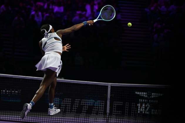 2025 WTA, Tennis Damen Finals RIYADH, SAUDI ARABIA - NOVEMBER 6: Coco Gauff of the United States plays against Aryna Sabalenka (not seen) during their final group-stage match, with a place in the semi-finals on the line, on Day 6 of the 2025 WTA Finals, part of the Hologic WTA Tour, at King Saud University Indoor Arena in Riyadh, Saudi Arabia, on November 6, 2025. Artur Widak Anadolu Riyadh Saudi Arabia. Editorial use only. Please get in touch for any other usage.  Copyright: x2025xAnadoluxArturxWidakx