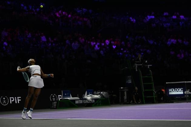 2025 WTA, Tennis Damen Finals RIYADH, SAUDI ARABIA - NOVEMBER 6: Coco Gauff of the United States plays against Aryna Sabalenka (not seen) during their final group-stage match, with a place in the semi-finals on the line, on Day 6 of the 2025 WTA Finals, part of the Hologic WTA Tour, at King Saud University Indoor Arena in Riyadh, Saudi Arabia, on November 6, 2025. Artur Widak Anadolu Riyadh Saudi Arabia. Editorial use only. Please get in touch for any other usage.  Copyright: x2025xAnadoluxArturxWidakx