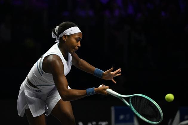 2025 WTA, Tennis Damen Finals RIYADH, SAUDI ARABIA - NOVEMBER 6: Coco Gauff of the United States plays against Aryna Sabalenka (not seen) during their final group-stage match, with a place in the semi-finals on the line, on Day 6 of the 2025 WTA Finals, part of the Hologic WTA Tour, at King Saud University Indoor Arena in Riyadh, Saudi Arabia, on November 6, 2025. Artur Widak Anadolu Riyadh Saudi Arabia. Editorial use only. Please get in touch for any other usage.  Copyright: x2025xAnadoluxArturxWidakx