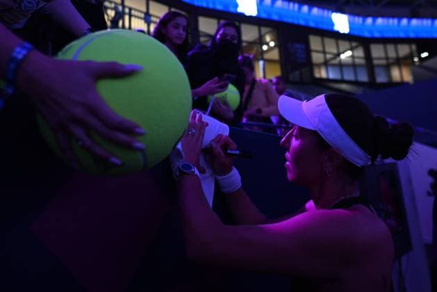 2025 WTA, Tennis Damen Finals RIYADH, SAUDI ARABIA - NOVEMBER 6: Jessica Pegula of the United States signs autographs for fans after her final group-stage match during Day 6 of the 2025 WTA Finals, part of the Hologic WTA Tour, at King Saud University Indoor Arena in Riyadh, Saudi Arabia, on November 6, 2025. Artur Widak Anadolu Riyadh Saudi Arabia. Editorial use only. Please get in touch for any other usage.  Copyright: x2025xAnadoluxArturxWidakx