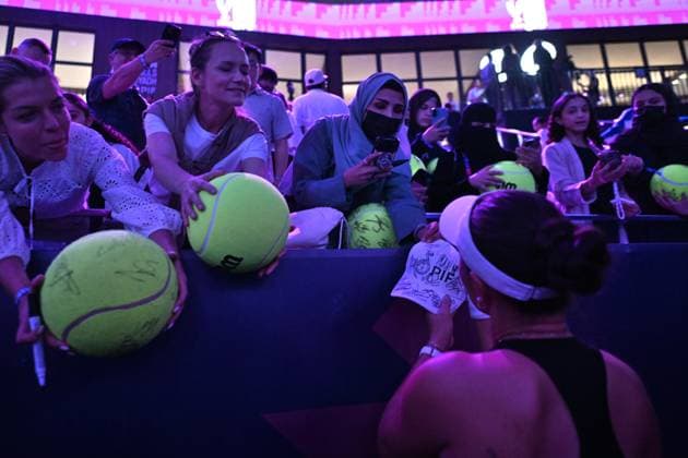 2025 WTA, Tennis Damen Finals RIYADH, SAUDI ARABIA - NOVEMBER 6: Jessica Pegula of the United States signs autographs for fans after her final group-stage match during Day 6 of the 2025 WTA Finals, part of the Hologic WTA Tour, at King Saud University Indoor Arena in Riyadh, Saudi Arabia, on November 6, 2025. Artur Widak Anadolu Riyadh Saudi Arabia. Editorial use only. Please get in touch for any other usage.  Copyright: x2025xAnadoluxArturxWidakx