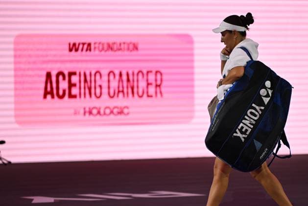 2025 WTA, Tennis Damen Finals RIYADH, SAUDI ARABIA - NOVEMBER 6: Jessica Pegula of the United States walks off the court after her final group-stage match during Day 6 of the 2025 WTA Finals, part of the Hologic WTA Tour, at King Saud University Indoor Arena in Riyadh, Saudi Arabia, on November 6, 2025. Artur Widak Anadolu Riyadh Saudi Arabia. Editorial use only. Please get in touch for any other usage.  Copyright: x2025xAnadoluxArturxWidakx