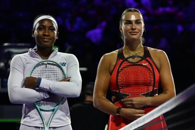 2025 WTA, Tennis Damen Finals RIYADH, SAUDI ARABIA - NOVEMBER 6: Aryna Sabalenka and Coco Gauff of the United States pose for a photo during the coin toss ahead of their Round Robin singles match on Day 6 of the 2025 WTA Finals, part of the Hologic WTA Tour, at King Saud University Indoor Arena in Riyadh, Saudi Arabia, on November 6, 2025. Artur Widak Anadolu Riyadh Saudi Arabia. Editorial use only. Please get in touch for any other usage.  Copyright: x2025xAnadoluxArturxWidakx