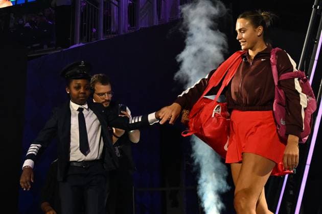 2025 WTA, Tennis Damen Finals RIYADH, SAUDI ARABIA - NOVEMBER 6: Aryna Sabalenka of Belarus enters the court holding hands with a child escort before her Round Robin singles match on Day 6 of the 2025 WTA Finals, part of the Hologic WTA Tour, at King Saud University Indoor Arena in Riyadh, Saudi Arabia, on November 6, 2025. Artur Widak Anadolu Riyadh Saudi Arabia. Editorial use only. Please get in touch for any other usage.  Copyright: x2025xAnadoluxArturxWidakx