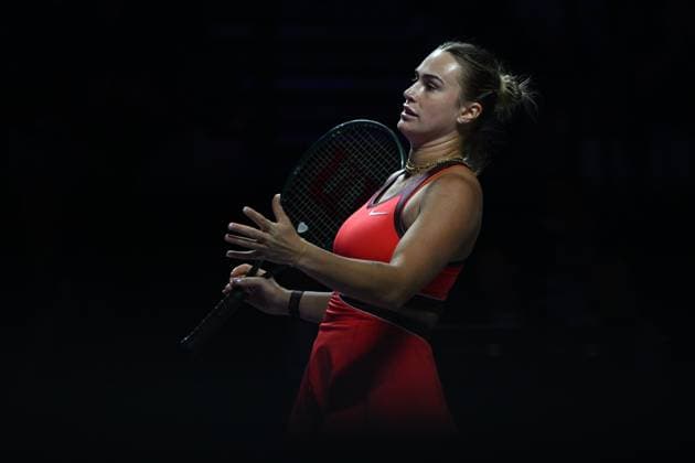 2025 WTA, Tennis Damen Finals RIYADH, SAUDI ARABIA - NOVEMBER 6: Arina Syarheyeuna Sabalenka and Coco Gauff (not seen) of United States compete during round of 16 stage match, on Day 6 of the 2025 WTA Finals, part of the Hologic WTA Tour, in Riyadh, Saudi Arabia, on November 6, 2025. Artur Widak Anadolu Riyadh Saudi Arabia. Editorial use only. Please get in touch for any other usage.  Copyright: x2025xAnadoluxArturxWidakx