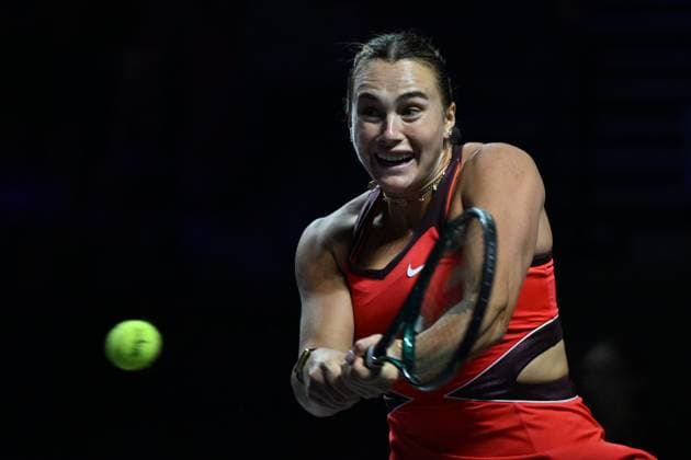 2025 WTA, Tennis Damen Finals RIYADH, SAUDI ARABIA - NOVEMBER 6: Arina Syarheyeuna Sabalenka and Coco Gauff (not seen) of United States compete during round of 16 stage match, on Day 6 of the 2025 WTA Finals, part of the Hologic WTA Tour, in Riyadh, Saudi Arabia, on November 6, 2025. Artur Widak Anadolu Riyadh Saudi Arabia. Editorial use only. Please get in touch for any other usage.  Copyright: x2025xAnadoluxArturxWidakx