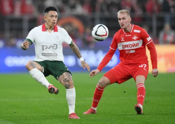 Russia Soccer Cup Spartak - Lokomotiv 9041015 06.11.2025 Lokomotiv s Cristian Ramirez, left, and Spartak s Daniil Denisov struggle for the ball during the Russian Cup quarterfinal soccer match between Spartak Moscow and Lokomotiv Moscow, in Moscow, Russia. Grigory Sysoev Sputnik Moscow Russia  Copyright: xGrigoryxSysoevx