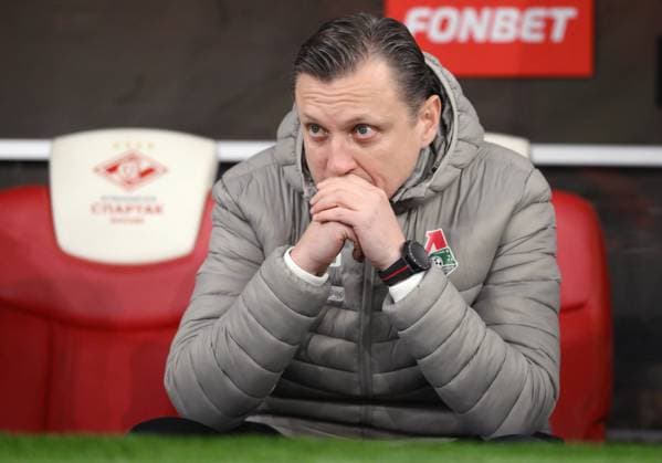 Russia Soccer Cup Spartak - Lokomotiv 9041017 06.11.2025 Lokomotiv s head coach Mikhail Galaktiononov waits before the Russian Cup quarterfinal soccer match between Spartak Moscow and Lokomotiv Moscow, in Moscow, Russia. Grigory Sysoev Sputnik Moscow Russia  Copyright: xGrigoryxSysoevx
