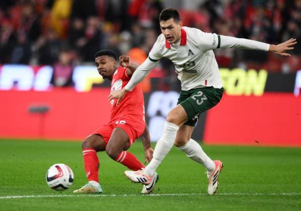 Russia Soccer Cup Spartak - Lokomotiv 9041024 06.11.2025 Spartak s Marquinhos, left, and Lokomotiv s Cesar Montes struggle for the ball during the Russian Cup quarterfinal soccer match between Spartak Moscow and Lokomotiv Moscow, in Moscow, Russia. Grigory Sysoev Sputnik Moscow Russia  Copyright: xGrigoryxSysoevx