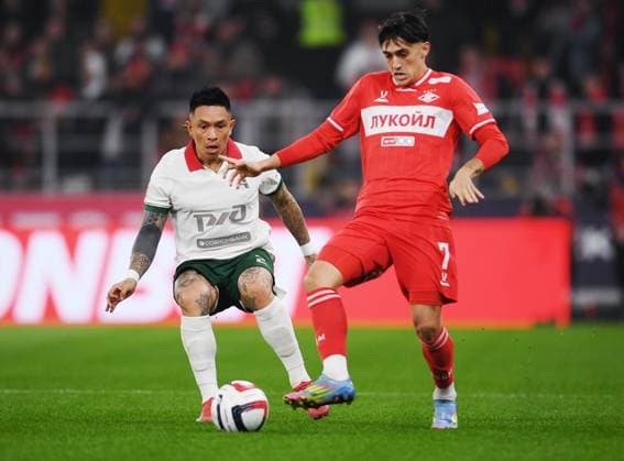 Russia Soccer Cup Spartak - Lokomotiv 9041025 06.11.2025 Lokomotiv s Cristian Ramirez, left, and Spartak s Pablo Solari struggle for the ball during the Russian Cup quarterfinal soccer match between Spartak Moscow and Lokomotiv Moscow, in Moscow, Russia. Alexey Filippov Sputnik Moscow Russia  Copyright: xAlexeyxFilippovx