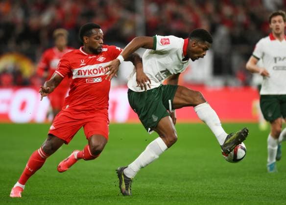 Russia Soccer Cup Spartak - Lokomotiv 9041042 06.11.2025 Spartak s Levi Garcia, left, and Lokomotiv s Gerzino Nyamsi struggle for the ball during the Russian Cup quarterfinal soccer match between Spartak Moscow and Lokomotiv Moscow, in Moscow, Russia. Grigory Sysoev Sputnik Moscow Russia  Copyright: xGrigoryxSysoevx