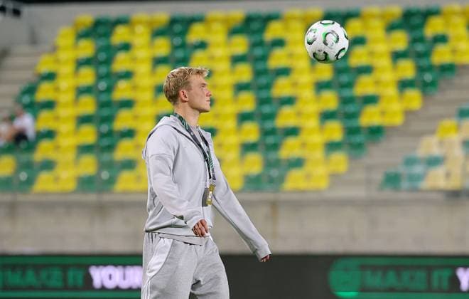 Kjartan Mar Kjartansson of Aberdeen during their sides warm up before kick off AEK Larnaca v Aberdeen, UEFA Conference League, Group Stage, Football, AEK Arena, Larnaca, Cyprus - 06 Nov 2025Larnaca AEK Arena Cyprus EDITORIAL USE ONLY No use with unauthorised audio, video, data, fixture lists, club league logos or live services. Online in-match use limited to 120 images, no video emulation. No use in betting, games or single club league player publications. Copyright: xCharaxSavvides Shutterstockx 15642241s