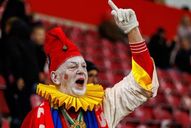 UECL 1 FSV Mainz 05 AC Florence A Mainz fan in carnival costume and painted face gets in the mood for the match during the UEFA Conference League match between 1 FSV Mainz 05 and AC Florence on matchday 3 at MEWA Arena Mainz on 06 11 2025 Copyright: xBEAUTIFULxSPORTS Hahnex