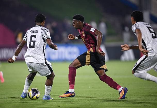 Football, Junior U 17 World Cup 2025 in Doha Qatar Preliminary Round 06 11 2025 Group D Belgium Fiji Four-goal scorer Rene Mitongo center, Belgium against Ravuso Sukabula left, Fiji