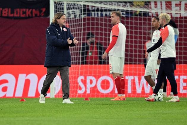 06 11 2025, xsltx, Football UEFA Conference League, FSV Mainz 05 AC Florence v l Coach Bo Henriksen FSV Mainz 05 DFL DFB REGULATIONS PROHIBIT ANY USE OF PHOTOGRAPHS as IMAGE SEQUENCES and or QUASI VIDEO Mainz