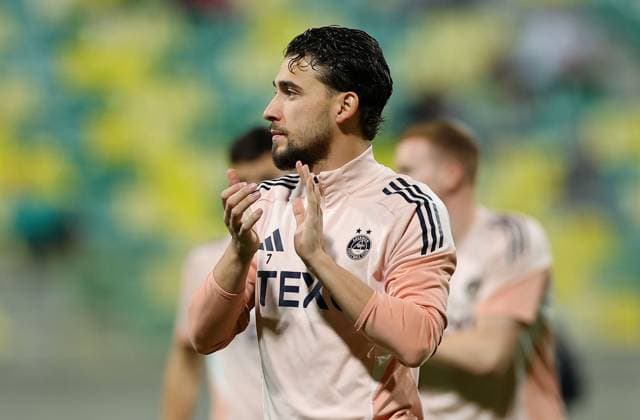 Adil Aouchiche of Aberdeen during their sides warm up before kick off AEK Larnaca v Aberdeen, UEFA Conference League, Group Stage, Football, AEK Arena, Larnaca, Cyprus - 06 Nov 2025Larnaca AEK Arena Cyprus EDITORIAL USE ONLY No use with unauthorised audio, video, data, fixture lists, club league logos or live services. Online in-match use limited to 120 images, no video emulation. No use in betting, games or single club league player publications. Copyright: xCharaxSavvides Shutterstockx 15642241x