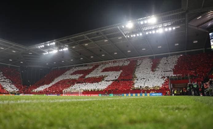 06 11 2025, Football UEFA Conference League, 1 FSV Mainz 05 AC Florence, v l , choreography, fans, atmosphere, scarves, jerseys, emotions DFL DFB REGULATIONS PROHIBIT ANY USE OF PHOTOGRAPHS AS IMAGE SEQUENCES AND OR QUASI VIDEO xdcx Copyright: HMBxMedia Claus