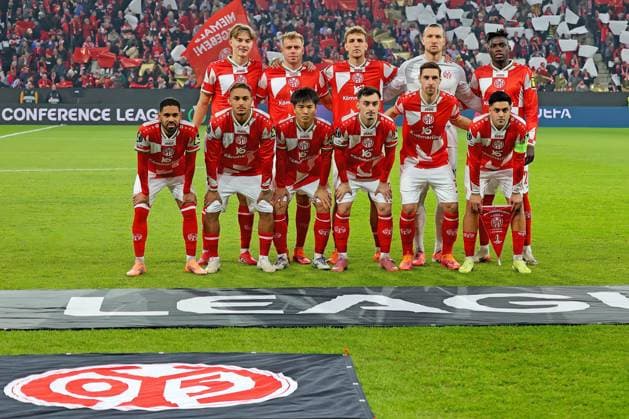 Mainz, Germany 06 November 2025 Conference League 2025 2026 FSV Mainz 05 vs AC Florence In the picture The players of Mainz 05 pose for the team photo Mewa Arena Rheinland Pfalz Copyright: xFotostandx xRacochax