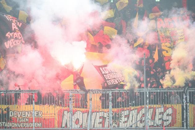 SOCCER - UEFA EL, RBS vs Deventer SALZBURG,AUSTRIA,06.NOV.25 - SOCCER - UEFA Europa League, Red Bull Salzburg vs Go Ahead Eagles Deventer. Image shows supporters of Deventer with flares and smoke.  GEPAxpictures xDavidxGeieregger