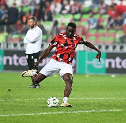 Samsunspor v Hamrun Spartans - UEFA Conference League SAMSUN, TURKIYE - NOVEMBER 6: Samsunspor’s Marius Mouandilmadji (9) warms up before the UEFA Conference League week 3 match between Samsunspor and Hamrun Spartans at Yeni 19 Mayis Stadium in Samsun, Turkiye, on November 6, 2025. Veysel Altun Anadolu Samsun Turkey. Editorial use only. Please get in touch for any other usage.  Copyright: x2025xAnadoluxVeyselxAltunx