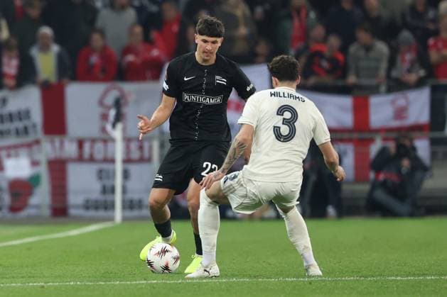 SOCCER - UEFA EL, Sturm vs Nottingham GRAZ,AUSTRIA,06.NOV.25 - SOCCER - UEFA Europa League, SK Sturm Graz vs Nottingham Forest. Image shows Arjan Malic (Sturm) and Neco Williams (Nottingham).  GEPAxpictures xChrisxBauer