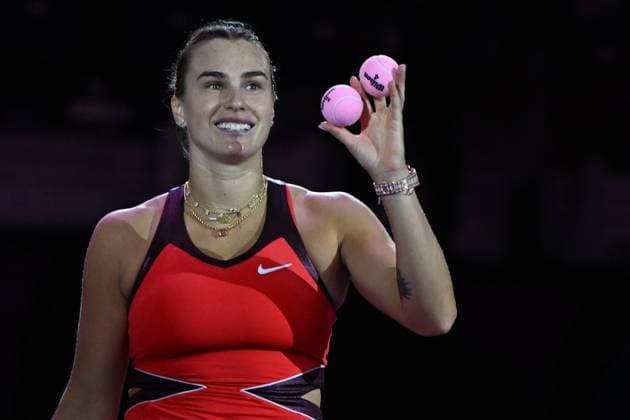 2025 WTA, Tennis Damen Finals RIYADH, SAUDI ARABIA - NOVEMBER 6: Aryna Sabalenka celebrates victory against Coco Gauff (not seen) of the United States after their final group-stage match, with a place in the semi-finals on the line, on Day 6 of the 2025 WTA Finals, part of the Hologic WTA Tour, at King Saud University Indoor Arena in Riyadh, Saudi Arabia, on November 6, 2025. Artur Widak Anadolu Riyadh Saudi Arabia. Editorial use only. Please get in touch for any other usage.  Copyright: x2025xAnadoluxArturxWidakx