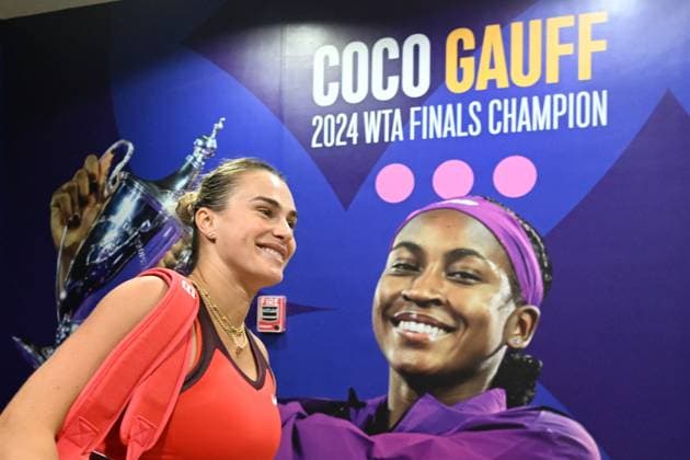 2025 WTA, Tennis Damen Finals RIYADH, SAUDI ARABIA - NOVEMBER 6: Aryna Sabalenka celebrates victory against Coco Gauff (not seen) of the United States after their final group-stage match, with a place in the semi-finals on the line, on Day 6 of the 2025 WTA Finals, part of the Hologic WTA Tour, at King Saud University Indoor Arena in Riyadh, Saudi Arabia, on November 6, 2025. Artur Widak Anadolu Riyadh Saudi Arabia. Editorial use only. Please get in touch for any other usage.  Copyright: x2025xAnadoluxArturxWidakx