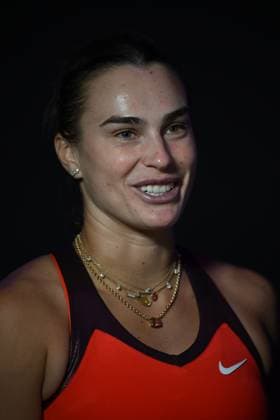 2025 WTA, Tennis Damen Finals RIYADH, SAUDI ARABIA - NOVEMBER 6: Aryna Sabalenka celebrates victory against Coco Gauff (not seen) of the United States after their final group-stage match, with a place in the semi-finals on the line, on Day 6 of the 2025 WTA Finals, part of the Hologic WTA Tour, at King Saud University Indoor Arena in Riyadh, Saudi Arabia, on November 6, 2025. Artur Widak Anadolu Riyadh Saudi Arabia. Editorial use only. Please get in touch for any other usage.  Copyright: x2025xAnadoluxArturxWidakx