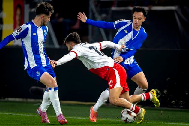 FC Porto forwarder Pepe, FC Utrecht defender Souffian El Karouani during the match FC Utrecht vs FC Porto at the Stadion Galgenwaard for the Europa League - League phase - Matchday 4 season 2025-2026 in UTRECHT, Netherlands on 6 november 2025, (photo by Marcel van Dorst EYE4images DeFodi Images) FC Porto forwarder Pepe, FC Utrecht defender Souffian El Karouani during the match FC Utrecht vs FC Porto at the Stadion Galgenwaard for the Europa League League phase Matchday 4 season 2025 2026 in UTRECHT, Netherlands on 6 november 2025, photo by Marcel van Dorst EYE4images DeFodi Images