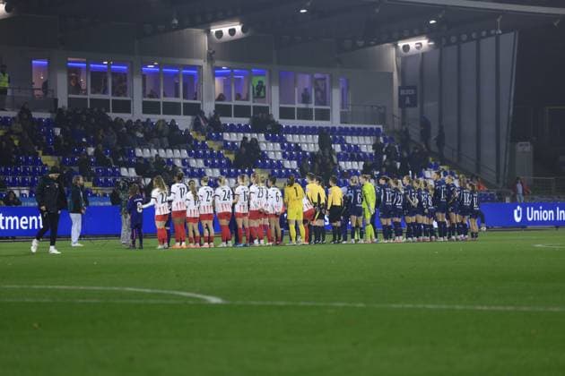 Laura Dick 1 TSG Hoffenheim Women and Laura Benkarth 1 SC Freiburg Women lead their teams into the stadium, accompanied by referees and officials GPFBL TSG Hoffenheim vs SC Freiburg on 06 11 2025 at Dietmar Hopp Stadion in Hoffenheim Teams entering the stadium Copyright: xspeedshotx