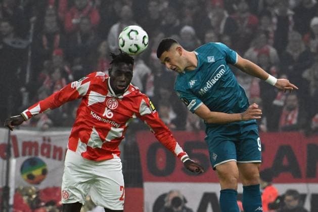 06 11 2025, xsltx, Football UEFA Conference League, FSV Mainz 05 AC Florenz v l Philipp Mwene FSV Mainz 05 Edin Dzeko AC Florenz Zweikampf, Aktion, action, battle for the ball DFL DFB REGULATIONS PROHIBIT ANY USE OF PHOTOGRAPHS as IMAGE SEQUENCES and or QUASI VIDEO Mainz