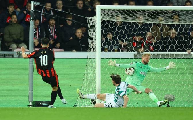 Kasper Schmeichel of Celtic saves a shot from Cho Gue-Sung of FC Midtjylland Midtjylland vs Celtic, UEFA Europa League, Group Stage, Football, MCH Arena, Herning, Denmark - 06 Nov 2025Herning MCH Arena Denmark EDITORIAL USE ONLY No use with unauthorised audio, video, data, fixture lists, club league logos or live services. Online in-match use limited to 120 images, no video emulation. No use in betting, games or single club league player publications.  Copyright: xMichaelxZemanek Shutterstockx 15642247o