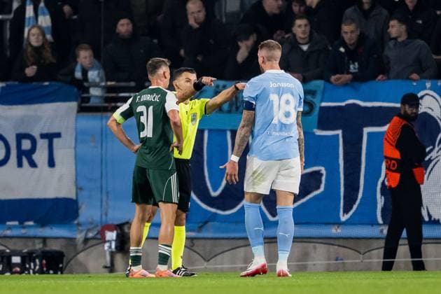 251106 Pontus Jansson of Malmö FF reacts against referee Nicholas Walsh during the UEFA Europa League football match between Malmö FF and Panathinaikos on November 6, 2025 in Malmö Photo Petter Arvidson BILDBYRAN kod PA PA1108 fotboll football soccer fotball uefa europa league europa league malmö ff panathinaikos bbeng  Copyright: PETTERxARVIDSON BB251106PA049