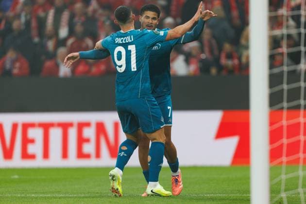 Simon Sohm AC Florence celebrates the goal to 0 1 with Cher Ndour AC Florence , FSV Mainz 05 vs AC Florence, Football, Conference League, Matchday 3, Season 2025 2026, 06 11 2025 DFB regulations prohibit any use of photographs as image sequences and or quasi video FSV Mainz 05 vs AC Florence, Football, Conference League, Matchday 3, Season 2025 2026, 06 11 2025 Copyright: xEibner-Pressefoto AlexanderxNeisx EP_ANS