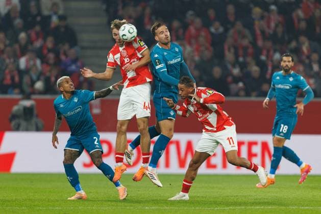 Nelson Weiper FSV Mainz 05 and Armindo Sieb FSV Mainz 05 in a duel with Domilson Dodo AC Florence and Marin Pongracic AC Florence , FSV Mainz 05 vs AC Florence, Football, Conference League, Matchday 3, Season 2025 2026, 06 11 2025 DFB regulations prohibit any use of photographs as image sequences and or quasi video FSV Mainz 05 vs AC Florence, Football, Conference League, Matchday 3, Season 2025 2026, 06 11 2025 Copyright: xEibner-Pressefoto AlexanderxNeisx EP_ANS