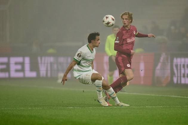 Salzburg, Austria 06 November 2025 Europa League 2025 2026 RB Salzburg vs Go Ahead Eagles Deventer In the picture from left in the duel Mats Deijl Eagles , Maurits Kjaergaard RB Red Bull Arena Copyright: xFotostandx xWassmuth,xJUERGENxWASSMUTHx