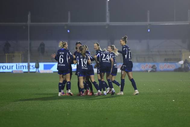 Franziska Harsch 17 TSG Hoffenheim Women cheers in the foreground with Jamilla Rankin 5 TSG Hoffenheim Women , Janna Grimm 26 TSG Hoffenheim Women and Wielle Douma 13 TSG Hoffenheim Women in a team celebration GPFBL TSG Hoffenheim vs SC Freiburg on 06 11 2025 at Dietmar Hopp Stadion in Hoffenheim Players celebrate together Copyright: xspeedshotx