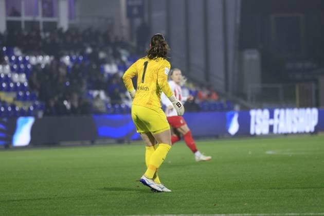 Laura Dick 1 TSG Hoffenheim Women in defense in penalty area GPFBL TSG Hoffenheim vs SC Freiburg on 06 11 2025 at Dietmar Hopp Stadion in Hoffenheim Goalkeeper in defense Copyright: xspeedshotx