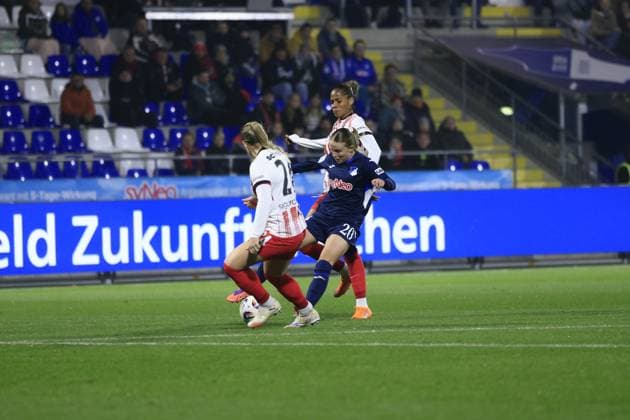 Laura Gloning 20 TSG Hoffenheim Women fights for the ball against Sophie Nachtigall 27 SC Freiburg Women and Lisa Kolb 22 SC Freiburg Women GPFBL TSG Hoffenheim vs SC Freiburg on 06 11 2025 at Dietmar Hopp Stadium in Hoffenheim duel for ball Copyright: xspeedshotx