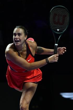 2025 WTA, Tennis Damen Finals RIYADH, SAUDI ARABIA - NOVEMBER 6: Aryna Sabalenka plays against Coco Gauff (not seen) of the United States during their final group-stage match, with a place in the semi-finals on the line, on Day 6 of the 2025 WTA Finals, part of the Hologic WTA Tour, at King Saud University Indoor Arena in Riyadh, Saudi Arabia, on November 6, 2025. Artur Widak Anadolu Riyadh Saudi Arabia. Editorial use only. Please get in touch for any other usage.  Copyright: x2025xAnadoluxArturxWidakx