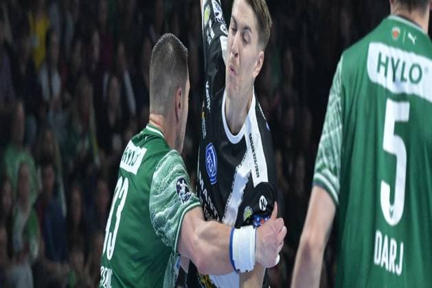 06 11 2025, xlakx, Handball, DHB Pokal 1 8 Final, Fuechse Berlin ThSV Eisenach v l Mijajlo Marsenic Fuechse Berlin , Oskar Joelsson ThSV Eisenach , duel, fight, tackle Berlin Daniel Lakomski